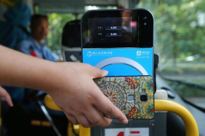 ​在杭州坐公交车可以刷支付宝啦
