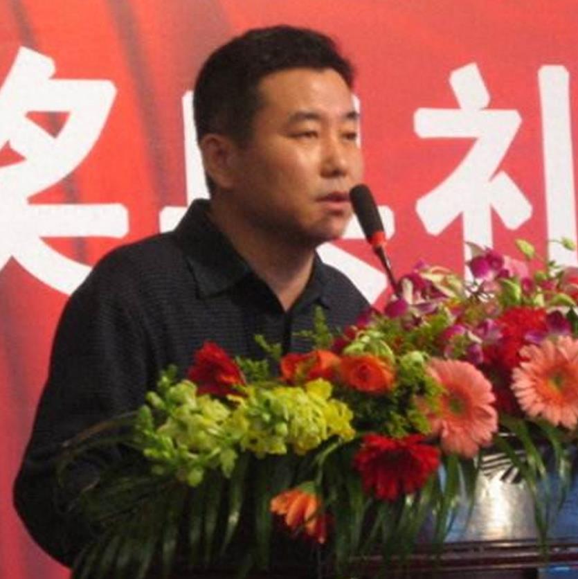 潘长江有一个弟弟叫潘长甬，不仅很高还很帅