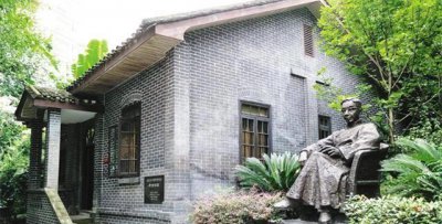 ​老舍投湖自尽，儿子在公园陪遗体坐了一天，此后一生夹着尾巴做人