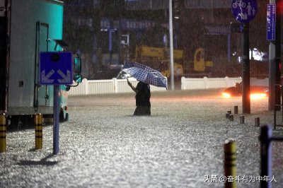 ​天塌了！深圳极端特大暴雨天气，打破历史极限记录，马路变海路