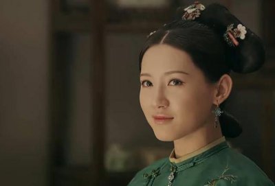 ​她是历史上的傅恒夫人，死后与傅恒合葬，生下大清唯一的异姓王