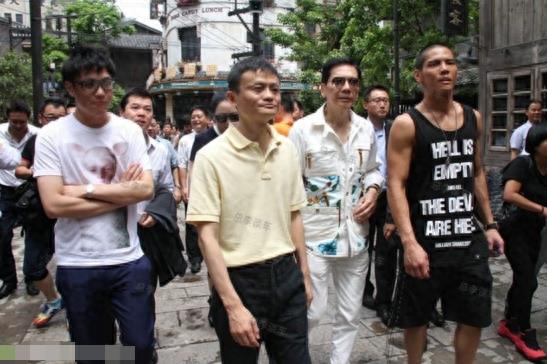 李连杰拍戏故意打摔向佐 港老大华强听闻反笑 父子俩座驾悬殊
