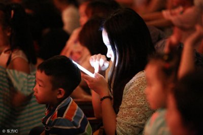​9张不同视角下的“低头族”照片，哪一张最让你感同身受呢？