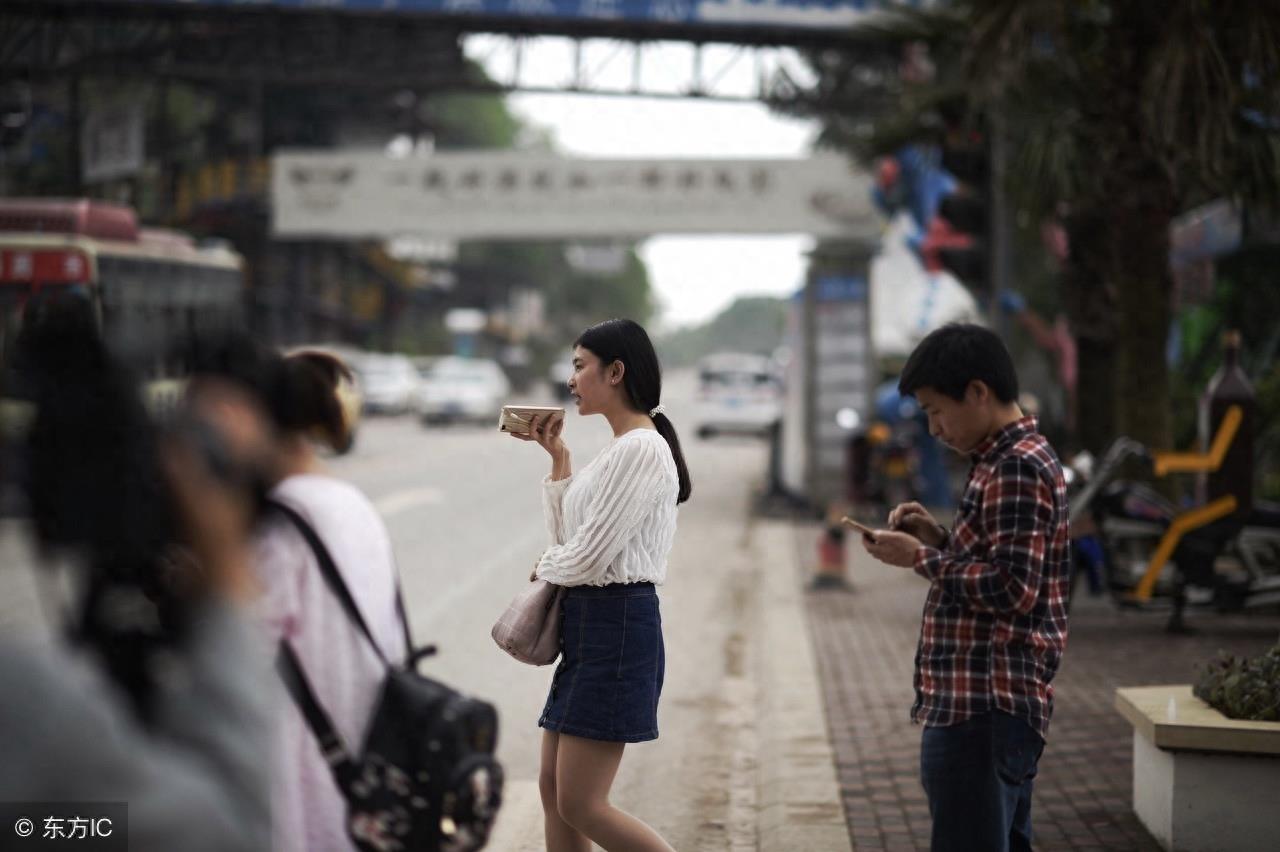 9张不同视角下的“低头族”照片，哪一张最让你感同身受呢？