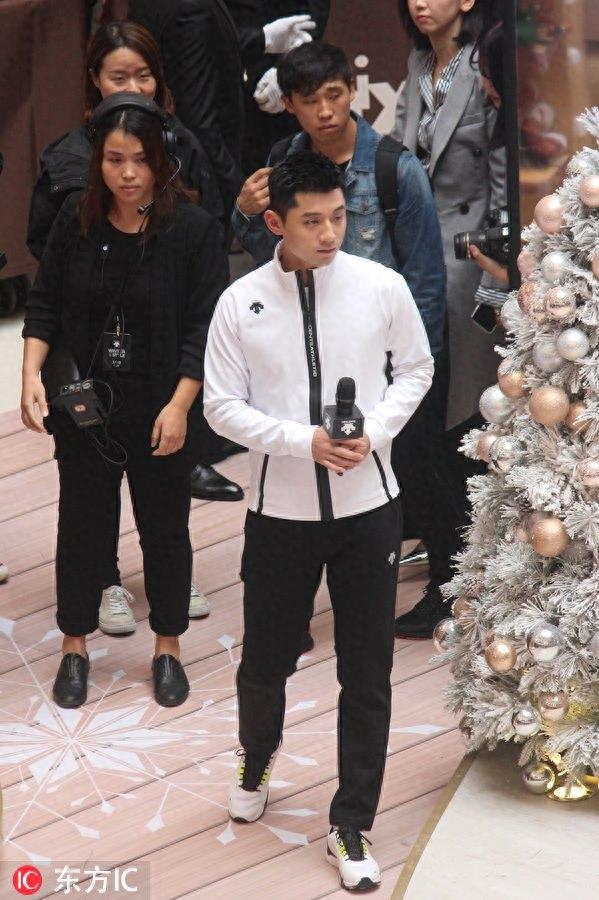 张继科亮相厦门引粉丝尖叫 笑着自嘲颜值不高