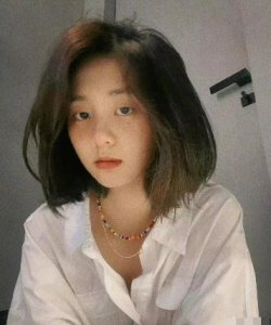 ​黄多多近照曝光，高颜值气质成熟文艺十足，简直是妈妈复刻版