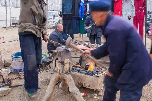 打铁的铁砧下面为什么要用铁链缠绕