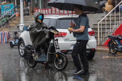 大雨中的穿行者