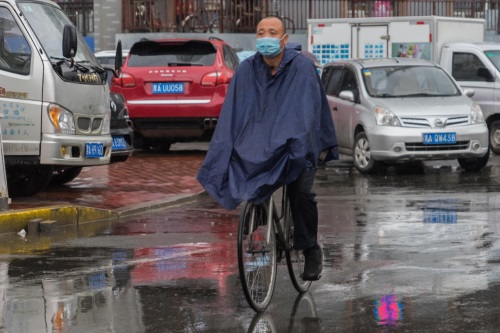 大雨中的穿行者
