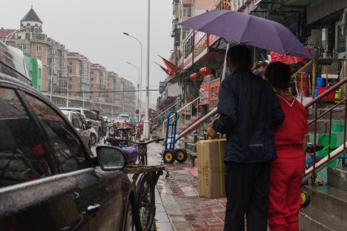 大雨中的穿行者