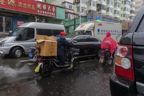 大雨中的穿行者
