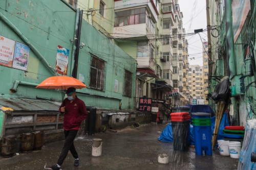 大雨中的穿行者