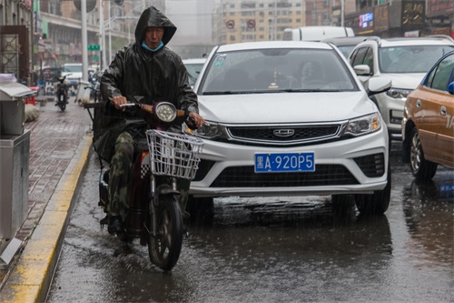 大雨中的穿行者