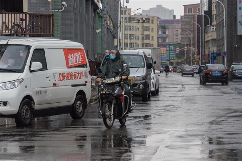 大雨中的穿行者