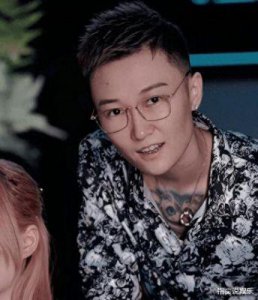 ​柬埔寨小六遇害事件后现身，脖子缠纱布喷血，挑衅晒出腰部伤疤自称“变态”