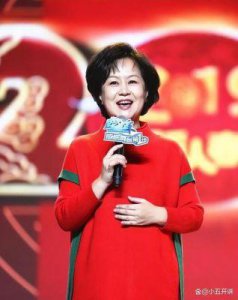 ​徐筠，她的身份背景引起了公众的关注尽管她已经步入中年，但她仍然保持着单身