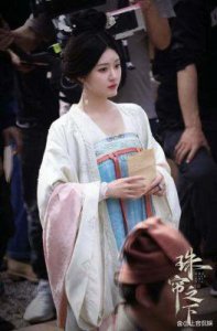 ​《珠帘玉幕》：赵露思主演的苦情剧为何吸引年轻女性观众？