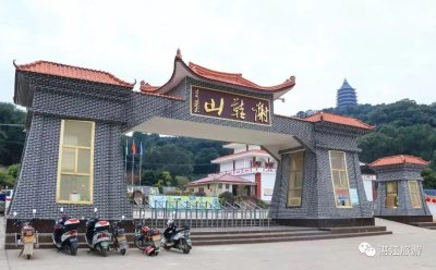 ​廉江谢鞋山风景区玻璃桥栈道周末迎来客流高峰！
