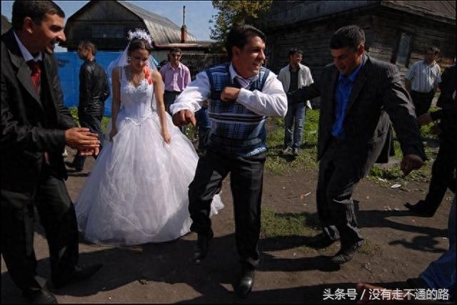 悲情少女新娘：15岁嫁人，整场婚礼未露一丝笑容！