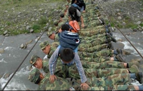 直击8年前汶川地震感人画面：每一张都催人泪下！