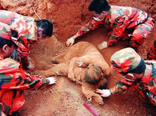 直击8年前汶川地震感人画面：每一张都催人泪下！