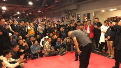 ​科比曾为汶川地震捐款1000万美元！搏击高手：安息，你是我的偶像