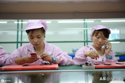 ​来深圳进富士康一个月能挣多少钱嘞，女孩子到底多不多？