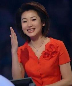 ​泪目！前央视主持王小丫病后首度亮相，56了依然年轻！祝余生好走
