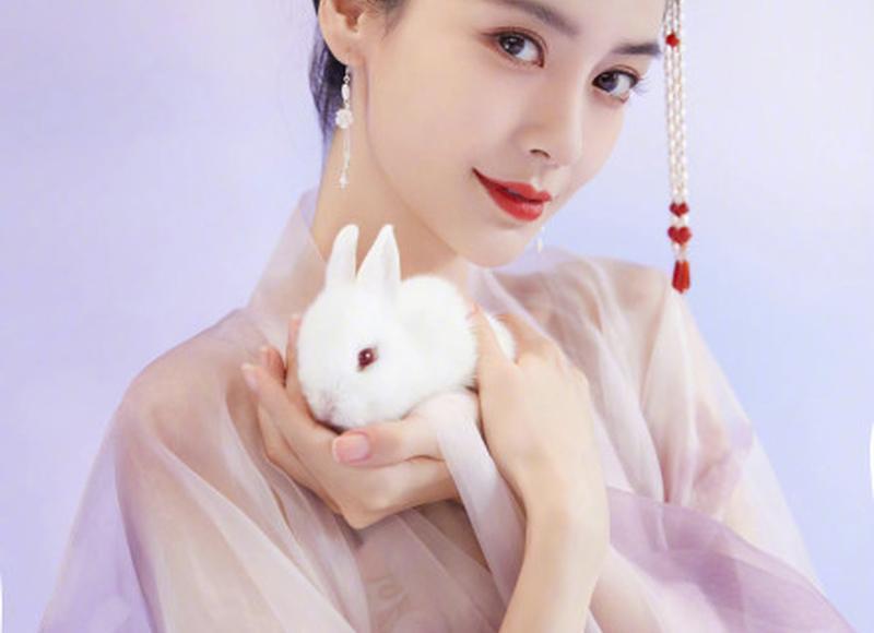 男子不愿参加工作，吃饭都需要岳父端到床头，妻子含泪跟他提离婚