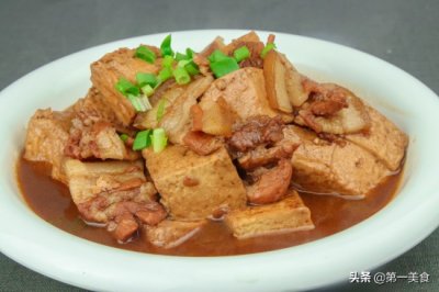 ​厨师长教你做压锅豆腐的家常做法，一个简单窍门，豆腐绝不会粘锅