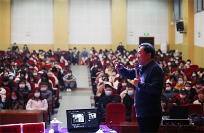 ​解海龙做客安庆师范大学，站了三小时没喝一口水，学子哽泪聆听