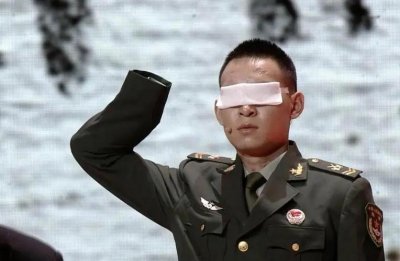 ​英雄杜富国：排雷时为保护战友负伤，荣获一等功，如今生活怎么样