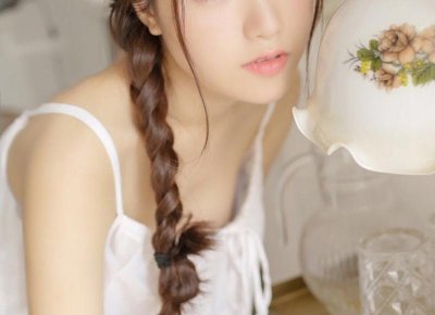 ​男子在候车室内对女友动手动脚，女友多次阻止无效，就咬他的手指