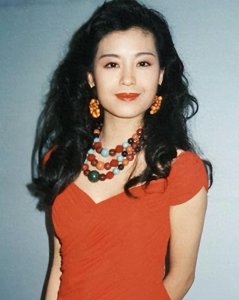 ​伍咏薇：21岁嫁52岁富豪，新婚13天不幸守寡，如今活出潇洒