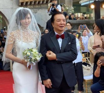 ​林志玲夫妇婚后首现身，老公一身花美男装束帅翻，采访内容超级甜