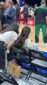 ​刘亦菲现场观赛NBA，穿着简约的白T恤和牛仔裤，与粉丝互动十分热情
