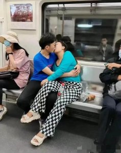 ​年轻情侣在地铁上深情接吻，网友：亲的有声音吗！