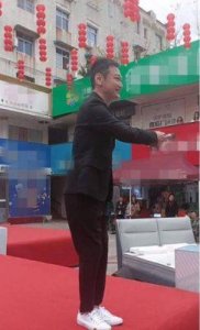 ​61岁陶大宇演唱爱你一万年被指五音不全，网友调侃刘德华听了要做噩梦