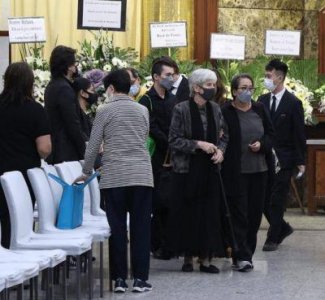 ​吴耀汉的葬礼：儿子哭成泪人，老友洪金宝抱住家属泪流不止