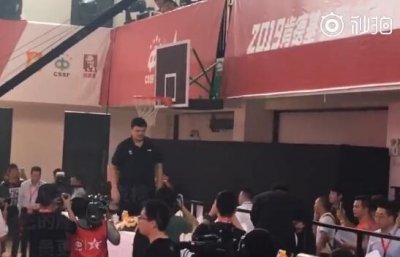 ​把豪华沙发给我抬走！姚明参加活动拒绝特殊待遇：给我换成小椅子