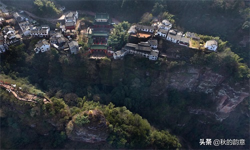 安徽省黄山风景区，主峰： 天都峰、莲花峰、光明顶。