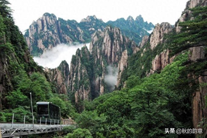 安徽省黄山风景区，主峰： 天都峰、莲花峰、光明顶。