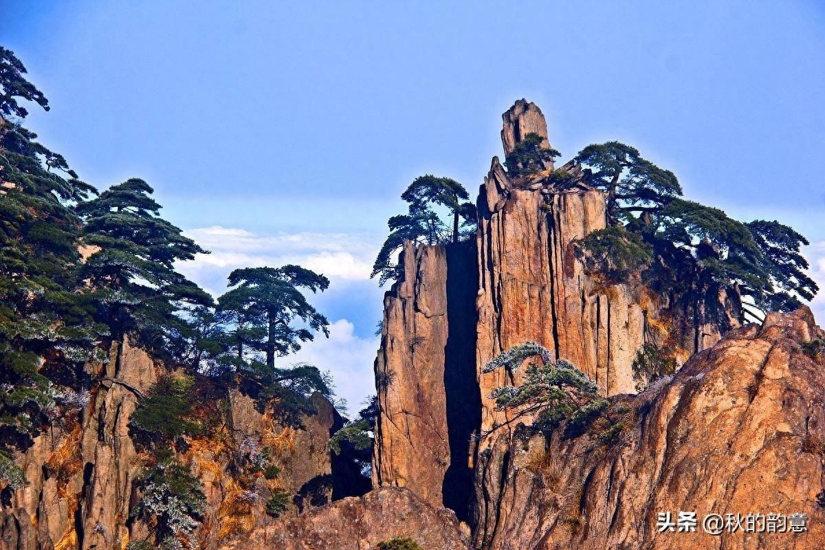 安徽省黄山风景区，主峰： 天都峰、莲花峰、光明顶。