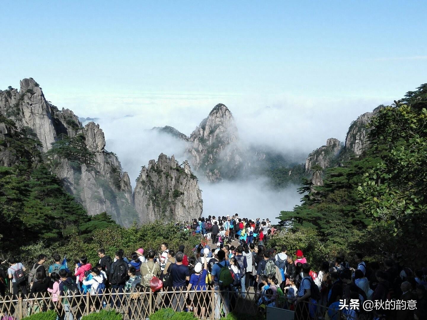 安徽省黄山风景区，主峰： 天都峰、莲花峰、光明顶。