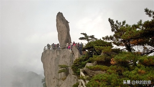 安徽省黄山风景区，主峰： 天都峰、莲花峰、光明顶。