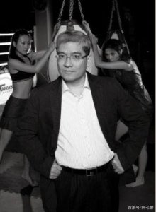 ​2011年，郎咸平在上海为讨空姐情人欢心购买两套房产，却意外发现空姐亦养有小