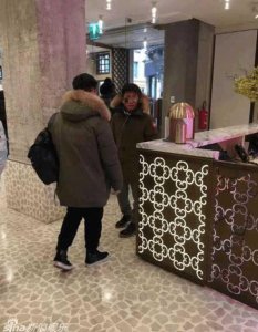 ​离开某蓉后, 宝强陪父母逛街其乐融融, 不过还有一个更大的好消息