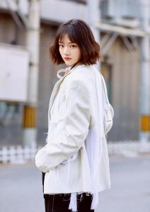 ​她演“易遥”正式出道，穿流苏西装配工装裤，20岁炫酷十足