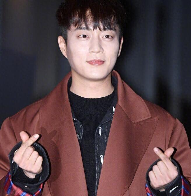 韩剧《电台罗曼史》今晚将大结局。主演尹斗俊、金所炫出席终放宴