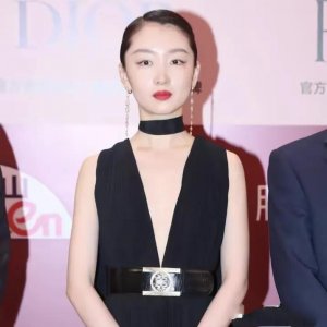 ​周冬雨性感起来，谁都受不了呀，平胸的性感，有你想象不到的美
